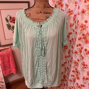 Stunning green shirt sleeve blouse. Avenue. 22/24